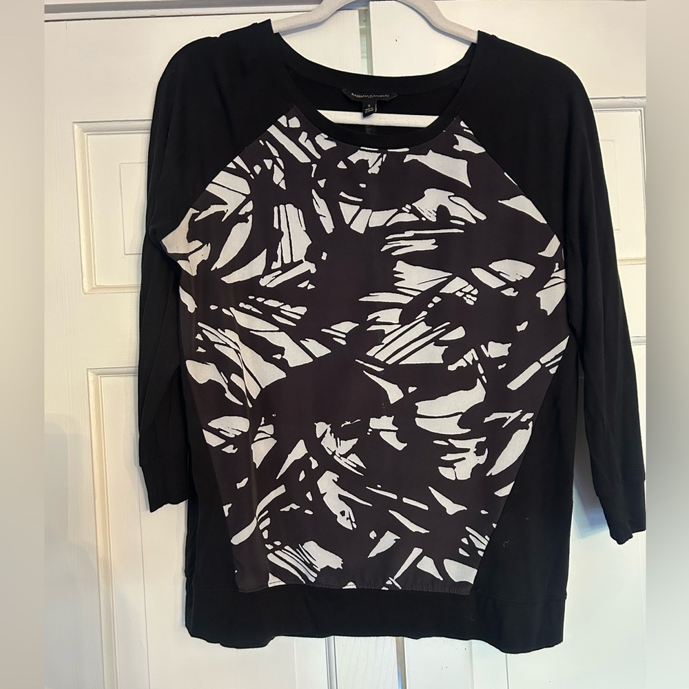 Banana Republic black and white graphic top